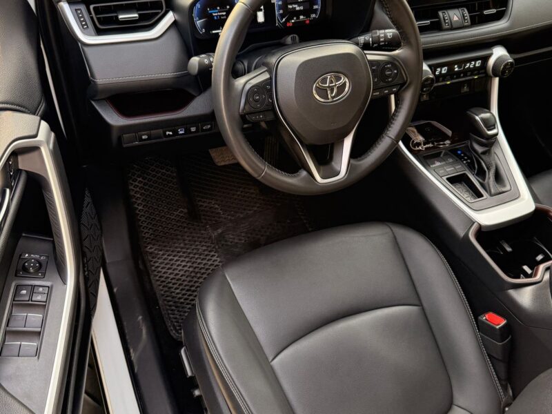 2022 TOYOTA RAV 4 XLE 2.0 L V4 Cylinder Engine White Black SUV Full Option