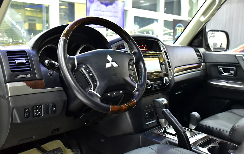 2018 Mitsubishi Pajero GLS 6 Cylinder Petrol Engine Gold Black Crossover GCC