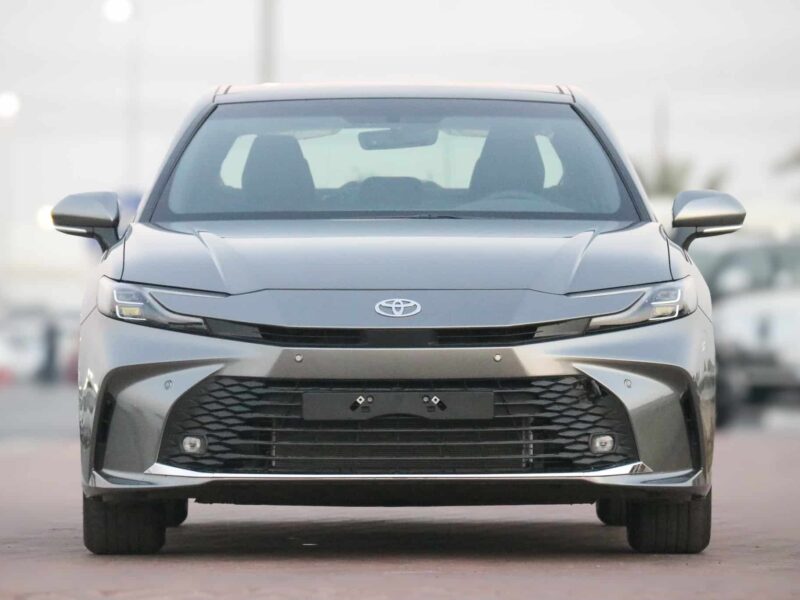 2025 Toyota Camry LE 2.5L 4-cylinder Engine Hybrid Silver Black Sedan