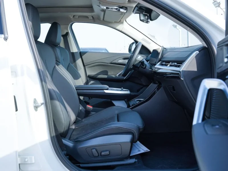 2025 BMW X2 2.0L TwinPower Turbo Inline 4-Cylinder White Black SUV GCC Specs