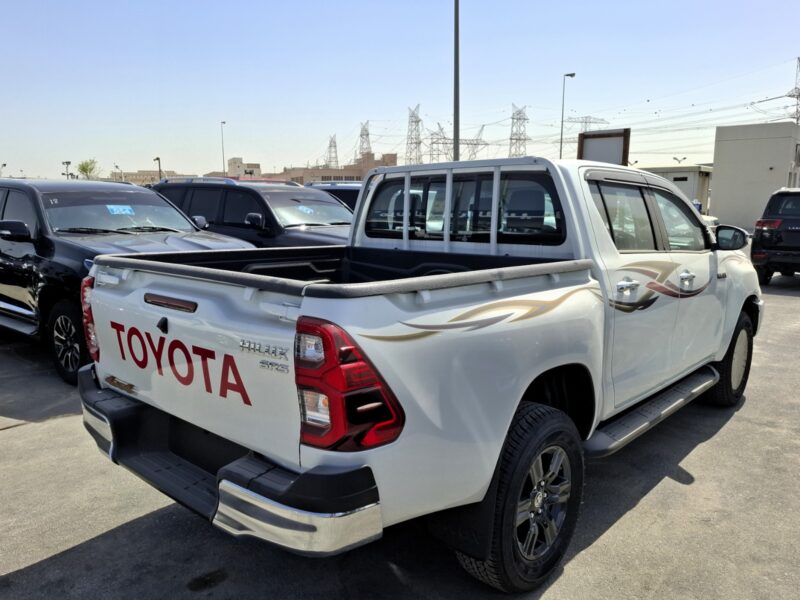 2025 Toyota Hilux SR5 2.7L 4 Cylinders DC MT White Black Pickup Petrol Full