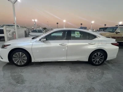 2024 Lexus ES300h 2.5 Litres 4 Cylinder Hybrid Engine White Tan Sedan FWD