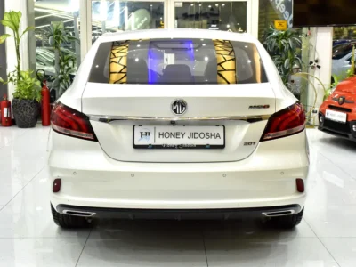 2022 MG MG6 Trophy 4 Cylinder Petrol Engine White Red Sedan GCC Specs