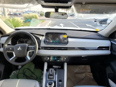 2025 Mitsubishi Outlander 2.5 Liter 4 Cylinder Petrol Engine Silver Beige SUV