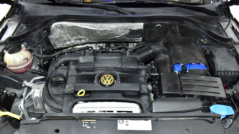 2016 Volkswagen Tiguan R-line 4 Cylinders Engine Beige Black Crossover GCC