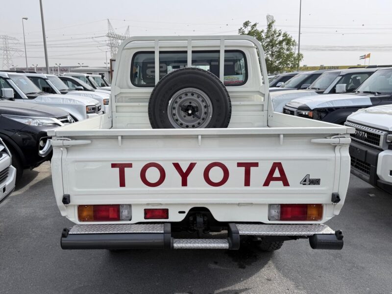 2025 Toyota Landcruiser Pickup 2.8L 4-Cylinder Turbo Diesel MT GCC White Beige SUV