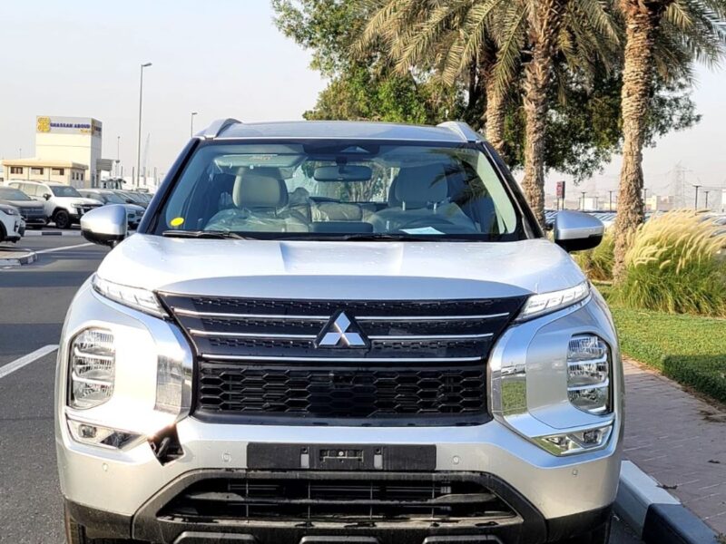 2025 Mitsubishi Outlander 2.5 Liter 4 Cylinder Petrol Engine Silver Beige SUV