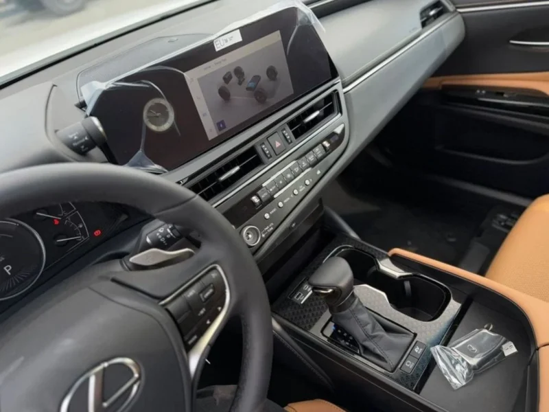 Lexus ES300h ES 300H 2.0 Liter 4 Cylinders Engine White Black Sedan GCC