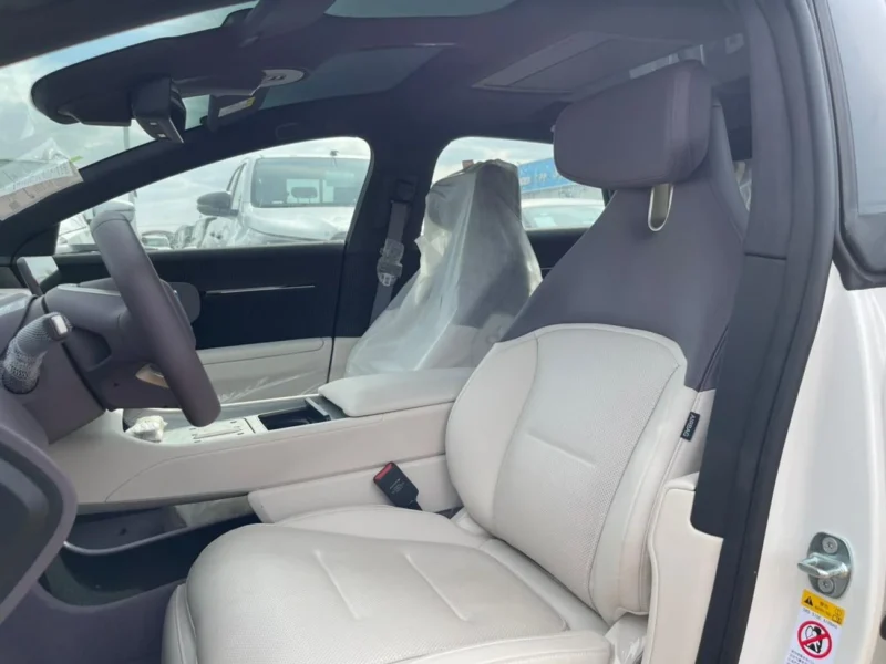 2025 AVATR 12 ULTRA 1.5 Litres 4 Cylinders HYBRID Engine White Sedan RWD