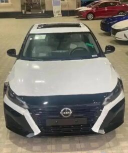 2024 Nissan Altima 2.5-liter inline 4 Cylinder Black Beige Sedan FWD