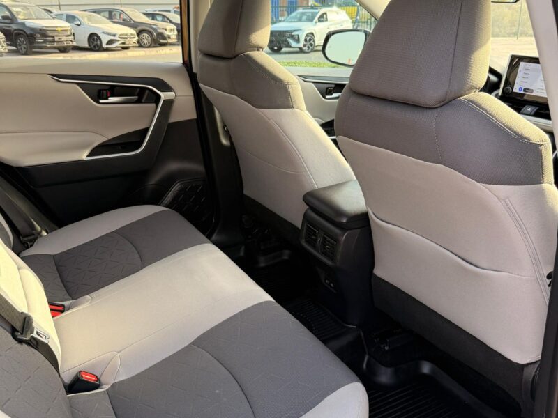 2025 TOYOTA RAV 4 XLE 2.5 Litres V4 Cylinders Engine Red Black SUV FWD