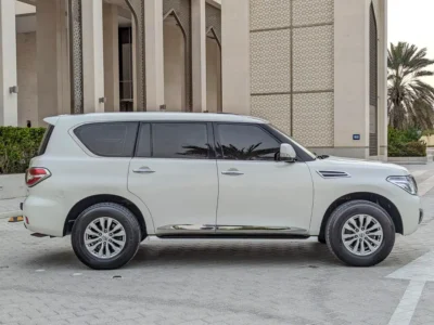 2017 Nissan Patrol SE 6 Cylinder Petrol Engine White Beige SUV GCC Specs