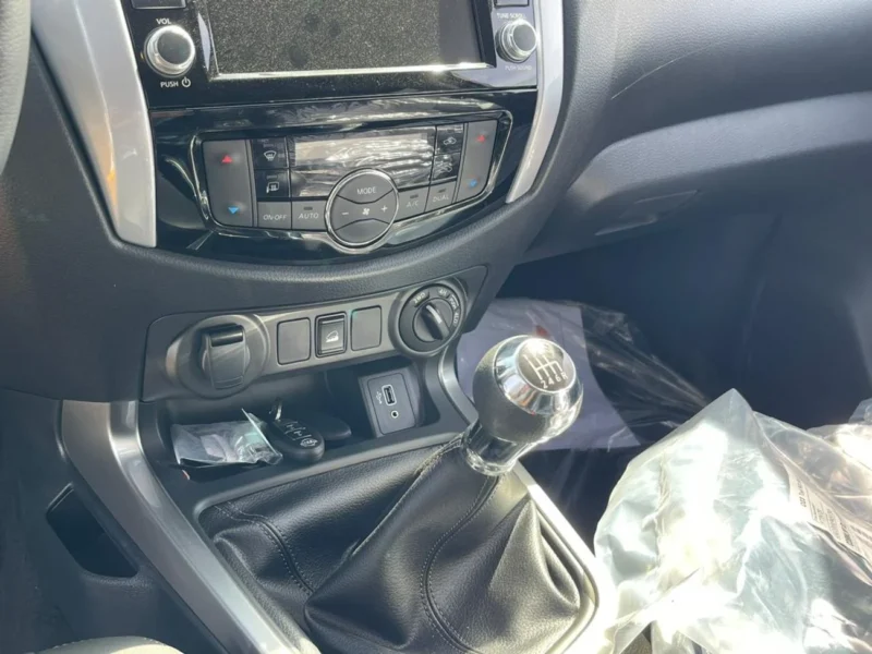 2025 Nissan Navara Double Cab 2.5L 4 Cylinders Petrol 4WD White Black Pick UP