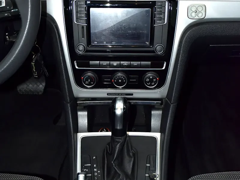 2017 Volkswagen Passat Comfortline 5 Cylinder Petrol Engine Silver Black Sedan GCC