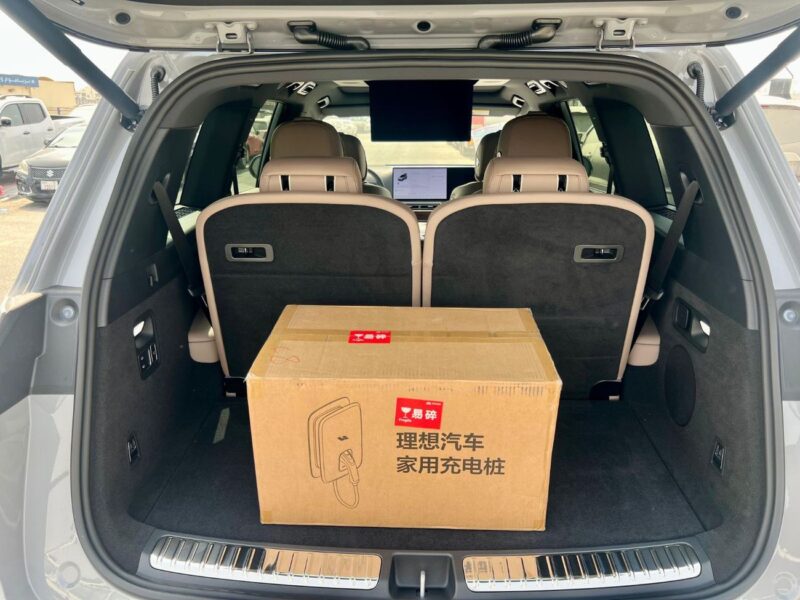 2025 LI AUTO L9 ULTRA 1.5 Litres 4 Cylinder Hybrid Engine Silver Beige SUV