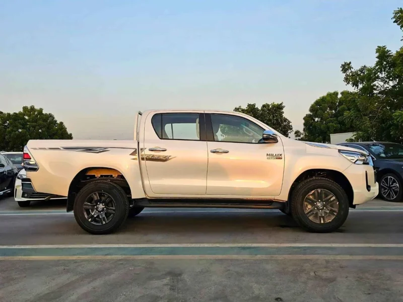 2025 Toyota Hilux SR5 WIDE BODY 2.4L DIESEL V4 AT White Black Pick Up Truck