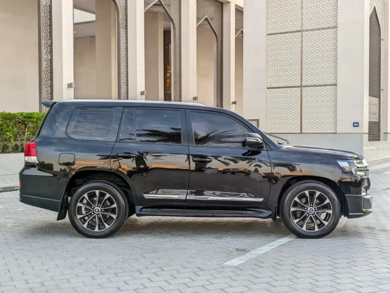 2018 Toyota Land Cruiser GXR DIESEL V8 D-4D GCC Specs Black Beige SUV