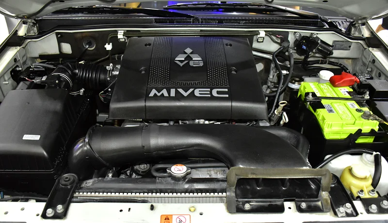 2018 Mitsubishi Pajero GLS 6 Cylinder Petrol Engine Gold Black Crossover GCC