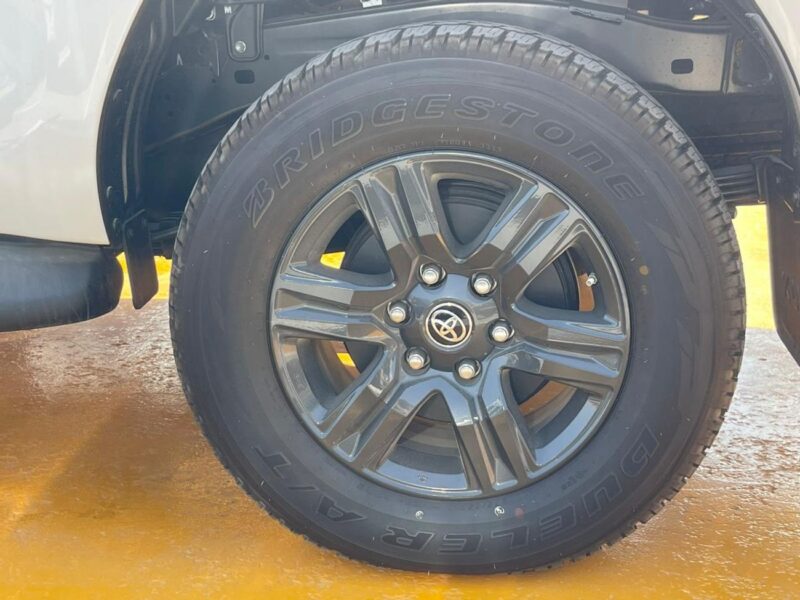 2025 Toyota Hilux PETROL GLX 2.7L 4 Cylinders Double Cab 4WD MT White Red Pick UP