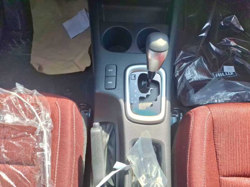 2024 Toyota Hilux SR5 4.0L 6-CYLINDER V-TYPE 4WD White Red Truck