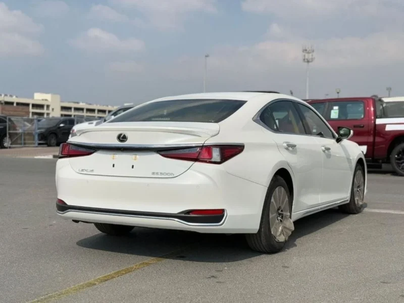 Lexus ES300h ES 300H 2.0 Liter 4 Cylinders Engine White Black Sedan GCC