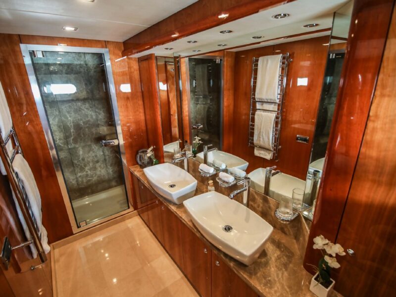 Yacht Charters for 20 PAX Dubai UAE