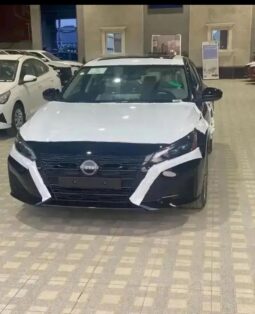 2024 Nissan Altima 2.5-liter inline 4 Cylinder Black Beige Sedan FWD