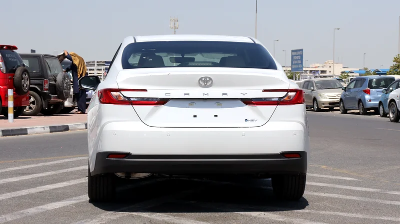 2025 Toyota Camry LE 4 Cylinder Hybrid Engine White Beige Sedan GCC Specs