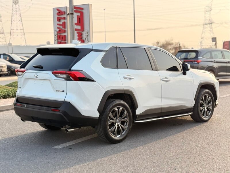 2022 TOYOTA RAV 4 XLE 2.0 L V4 Cylinder Engine White Black SUV Full Option