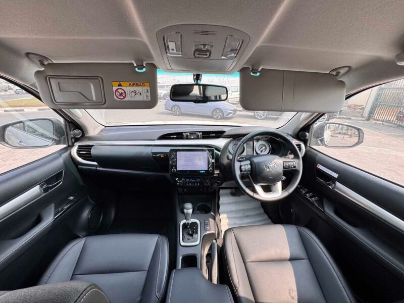 2025 Toyota Hilux TOP-LINE 2.8L 4 Cylinder Diesel Engine White Black RHD