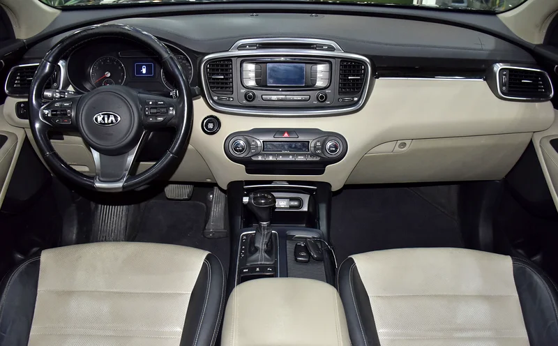 2016 Kia Sorento DLX 6 Cylinders Petrol Engine Black Beige SUV AWD GCC Specs