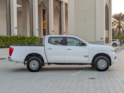 2022 Nissan Navara SE 4 Cylinder Petrol Engine White Red Pick Up Truck