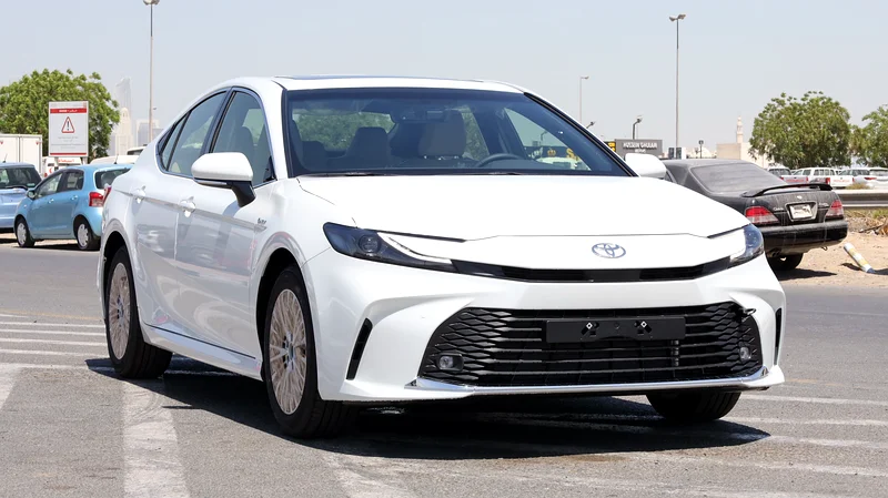2025 Toyota Camry LE 4 Cylinder Hybrid Engine White Beige Sedan GCC Specs