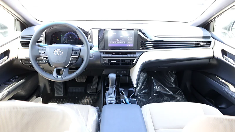 2025 Toyota Camry LE 4 Cylinder Hybrid Engine White Beige Sedan GCC Specs