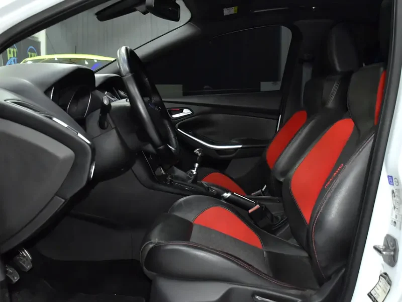 2017 Ford Focus ST 4 Cylinder Petrol Engine White Black Hatchback GCC