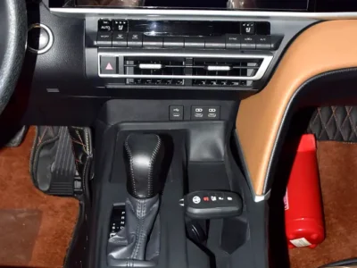 2025 Toyota Camry GLE 4 Cylinder Petrol Engine White Tan Sedan GCC Specs