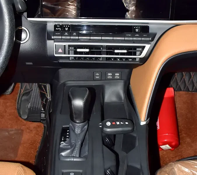 2025 Toyota Camry GLE 4 Cylinder Petrol Engine White Tan Sedan GCC Specs