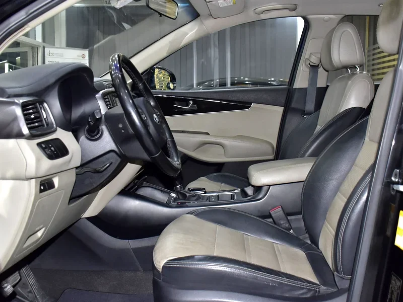 2016 Kia Sorento DLX 6 Cylinders Petrol Engine Black Beige SUV AWD GCC Specs