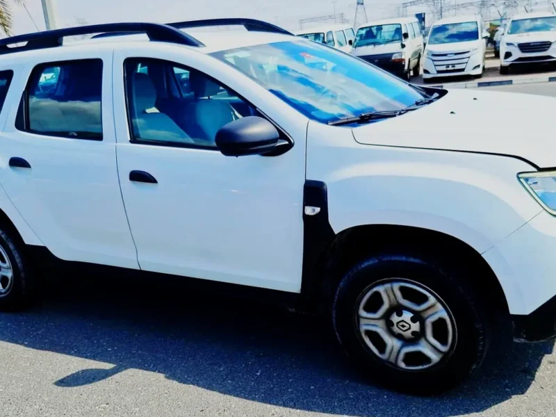 2019 Renault Duster SE 4 Cylinder Petrol Engine White Beige SUV GCC Specs