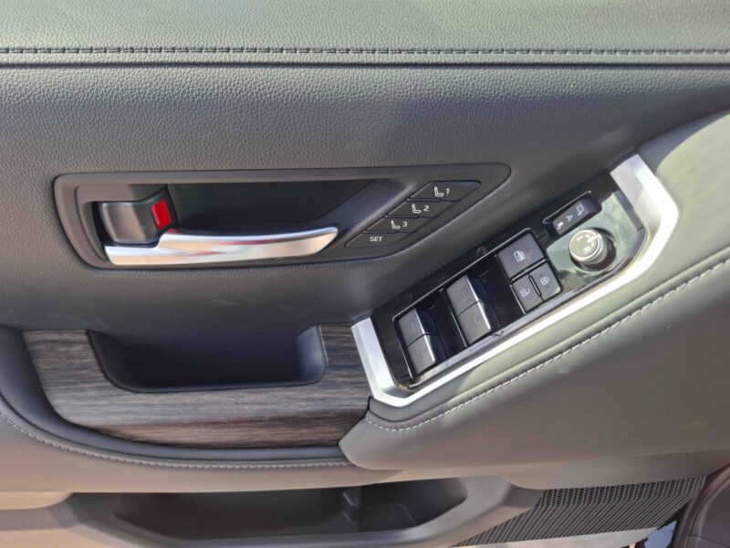 2024 Toyota Landcruiser VXR 3.5-liter Twin-Turbo V6 Petrol Engine Black SUV