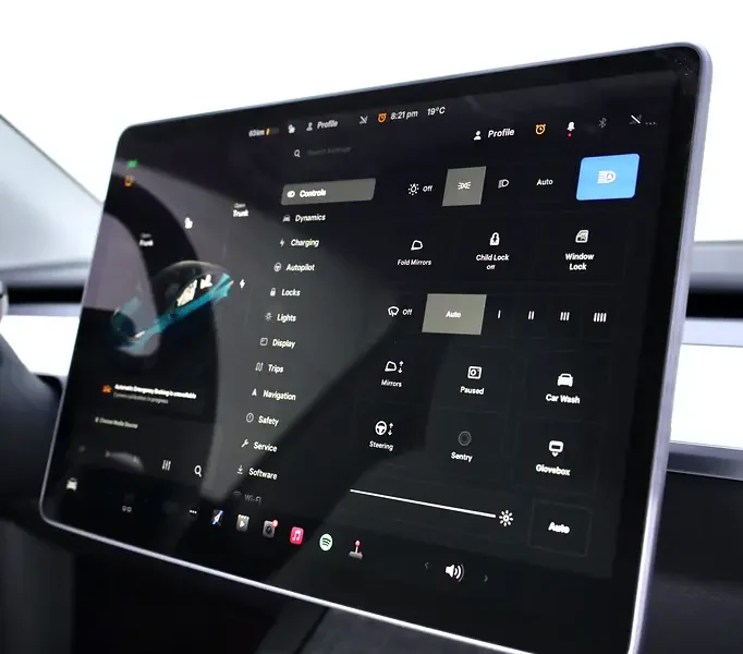 2024 Tesla Model Y Standard Electric Vehicle Black White SUV 450 - 550 KM Range