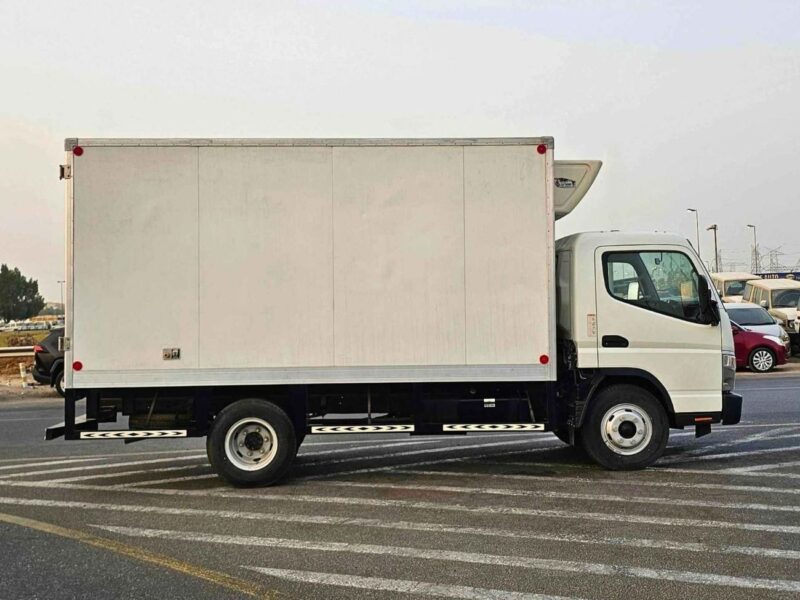 2022 Mitsubishi Fuso Canter FREEZER BOX 4.2L 6 Cylinders DIESEL MT White Black Truck