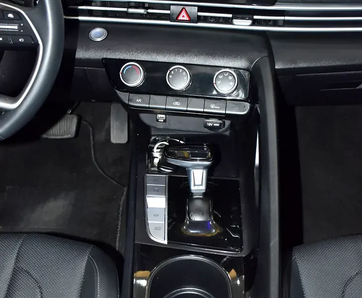 2024 Hyundai Elantra Comfort 4 Cylinder Petrol Engine White Black Sedan Chinese Specs