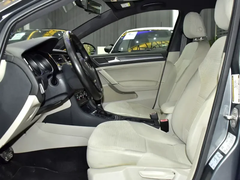 2018 Volkswagen Golf SE 3 Cylinder petrol Engine Grey Beige Hatchback GCC Specs