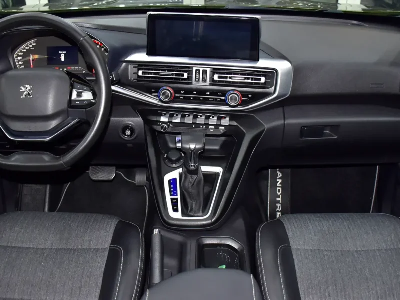 2023 Peugeot Landtrek DC 4X4 4 Cylinder Petrol Engine Green Black Pick Up Truck GCC