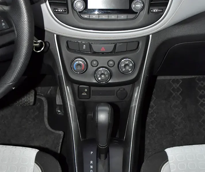 2017 Chevrolet Trax LT 4 Cylinder Petrol Engine White Grey Crossover GCC Specs