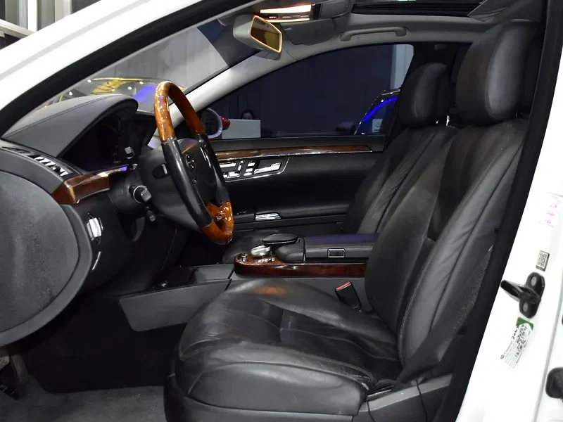 2008 Mercedes-Benz S-Class S 550 8 Cylinder Petrol Engine White Black Sedan