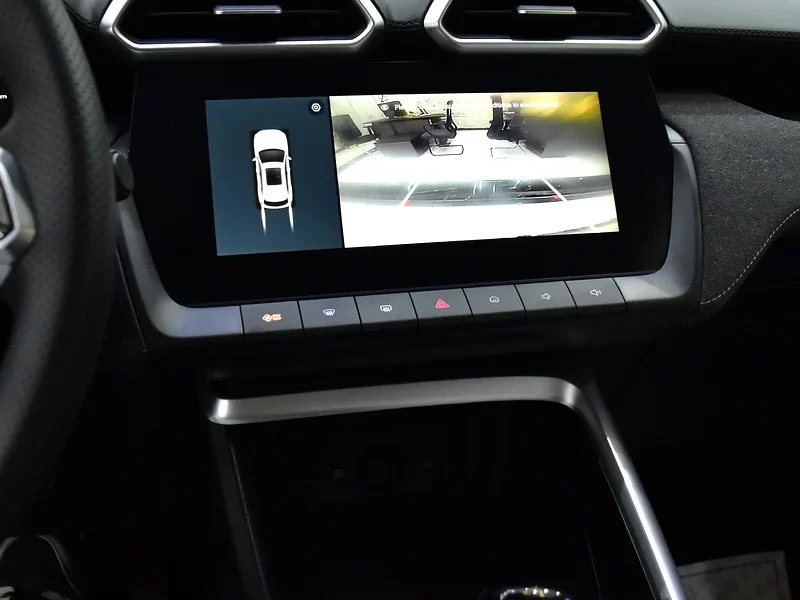 2025 MG ZS Standard 4 Cylinder Petrol Engine White Black Crossover GCC Specs