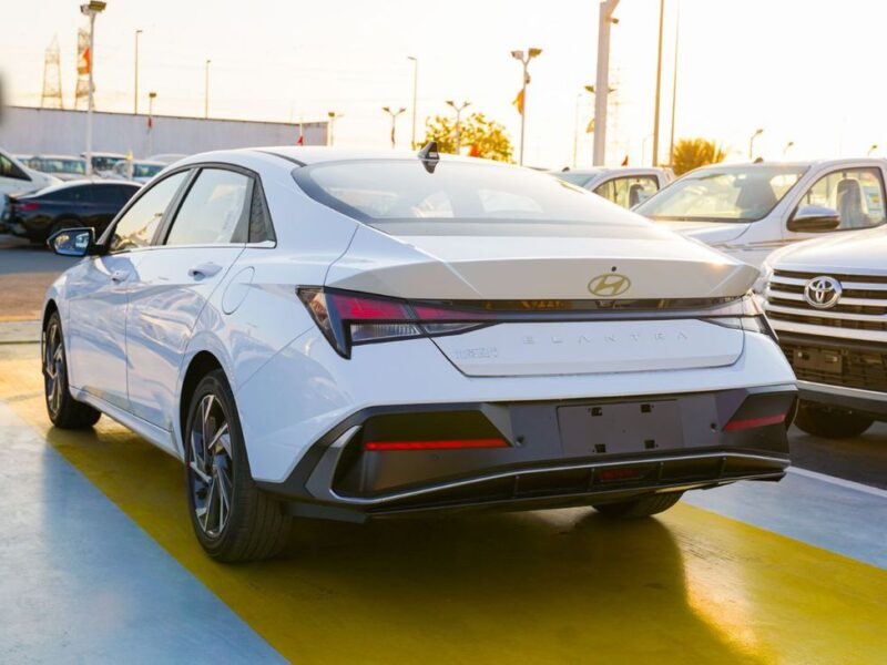 2025 Hyundai Elantra 4 Cylinder Petrol Engine White Black Sedan Chinese Specs