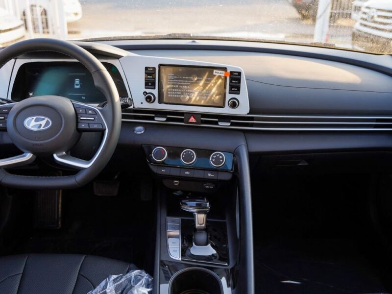 2025 Hyundai Elantra 4 Cylinder Petrol Engine White Black Sedan Chinese Specs